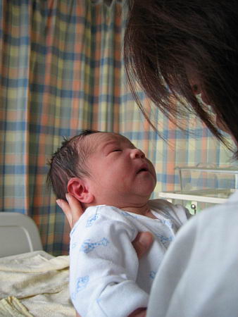  Looking at Mummy.