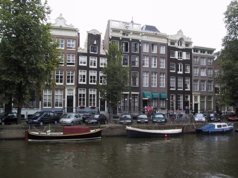  Amsterdam canal.